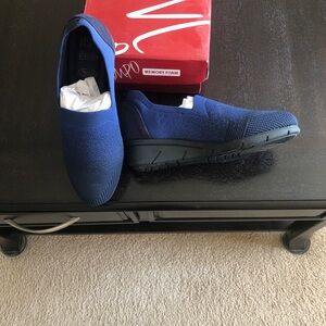 Women’s comfortable  slip on casual shoe DSW brand